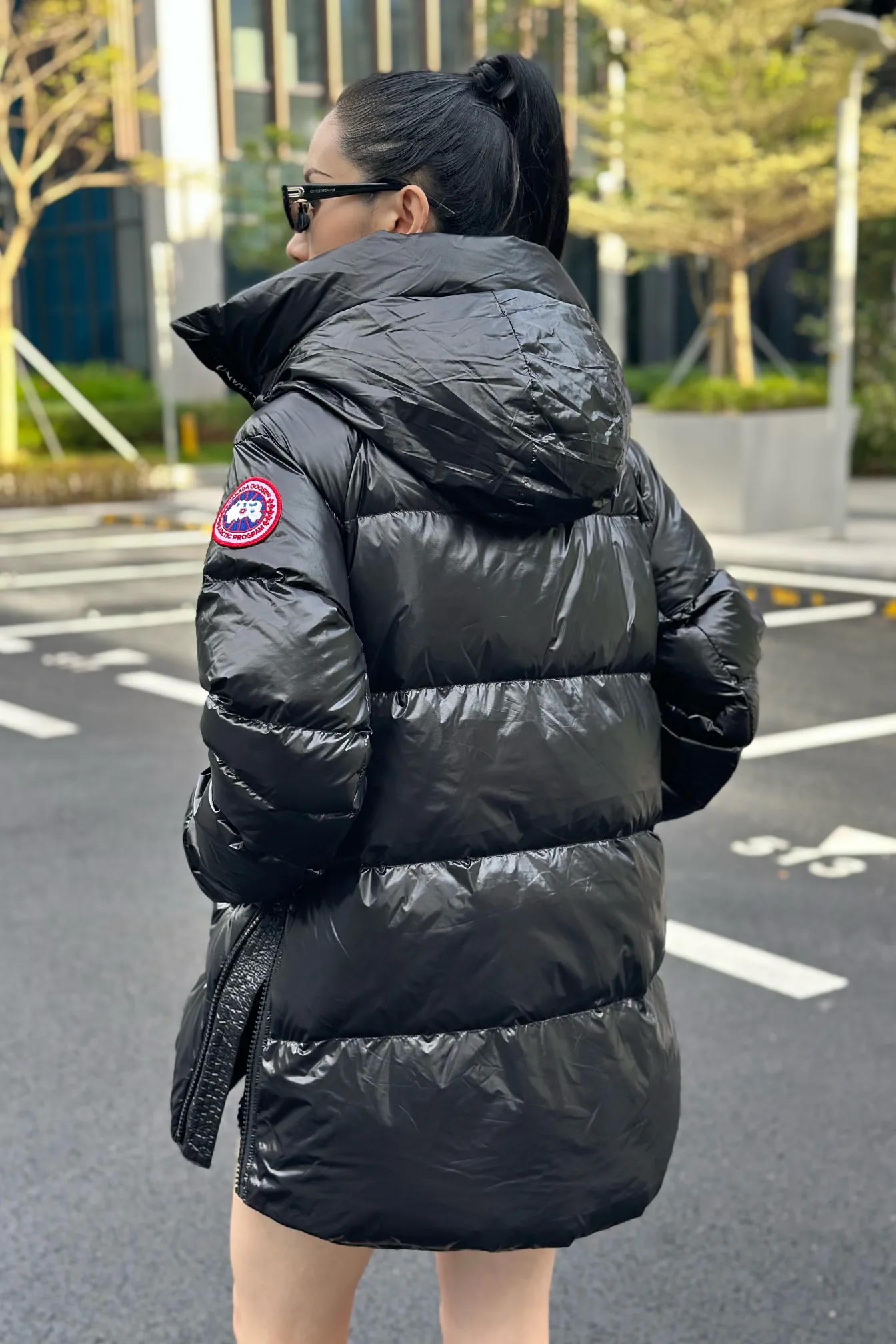 P1060 Big Goose 2239L Women's Puff Bread Jacket [Specially for foreign trade with high quality] Canada Goose Canada Goose Cypress Series Hooded Waterproof, Windproof and Warm Down Jacket Women's The new style of the Cypress series will make you stand out. This down jacket is an ideal winter piece. This style is filled with white duck down. Featuring a thin, channel-filled construction with lightweight fabrics and trim, it feels lightweight and adds warmth. The chin-protecting suede knit stand-up collar is soft and adds comfort. An adjustable down hood with cord closure adds warmth and protection against the elements. The back is designed with the iconic double-stripe black reflective decorative stripes to make you more visible in dim environments. The inner layer has removable elastic straps, making the jacket easy to carry on the shoulder and hands-free. Side zipper gusset dries and breathes when moving. Color: black with red label, silver birch Size: XS-2XL